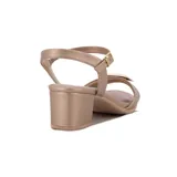 Sandalia Comfortflex para mujer de tacón ancho, color dorado, con tira en la parte delantera decorada con una hebilla metálica dorada y tira ajustable con hebilla en el tobillo.