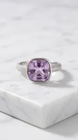 Anillo de plata 925 con cristal cuadrado facetado color amatista y banda decorada con circonias.