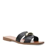 Sandalias tipo slide de cuero negro con tiras anchas y detalle metálico dorado en el empeine. Presentan una base plana con punta cuadrada.