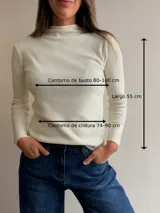 Media polera de tejido fino color gris, con cuello alto, manga larga y corte ajustado al cuerpo.