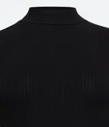 Vestido midi de manga larga y cuello alto, color verde militar, confeccionado en tejido acanalado.