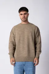 Sweater color beige de tejido de punto, con cuello redondo y corte oversize.