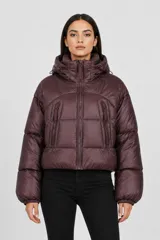 Campera puffer corta de color negro, con acabado brillante, capucha ajustable con cordones, cierre frontal y bolsillos laterales con cierre.
