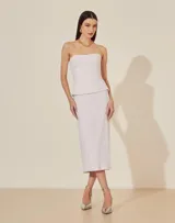 Top strapless color blanco, con corte peplum y ballenas.