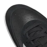 Championes Adidas modelo Tyshawn II, color negro con detalles en blanco y suela de goma color caramelo. Presentan el nombre Tyshawn en dorado en el lateral y las icónicas tres bandas de la marca en blanco.