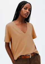 Camiseta de manga corta color camel, con escote en V profundo y corte holgado.