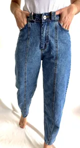 Pantalón de jean celeste con efecto lavado, tiro alto, corte holgado y bolsillos laterales.