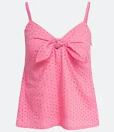 Blusa musculosa de color rosado confeccionada en tejido laise de algodón. Presenta un escote en V con un lazo decorativo en el frente, tirantes finos y detalle de lastex en la espalda para un mejor ajuste.