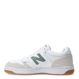 Championes New Balance modelo 480 Court de estilo retro inspirado en el básquet. Presentan un diseño en color blanco con detalles en verde oliva en el logo lateral y la lengüeta, puntera y talón en gamuza color beige, y suela de goma color caramelo.