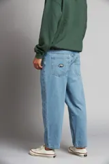 Pantalón jean Rusty de corte relaxed fit, color azul claro, con diseño clásico de cinco bolsillos y presillas para cinturón.