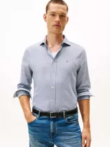 Camisa de corte regular confeccionada en algodón con tejido dobby texturizado. Presenta un micro estampado de puntos, cuello clásico con botones, cierre frontal abotonado y el logo de la marca bordado en el pecho.