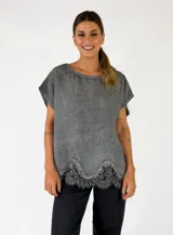Blusa de lino color gris oscuro, con cuello redondo, mangas cortas y detalle de puntilla en el ruedo.