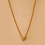 Collar de cadena fina tipo veneciana con dije de punto de luz circular, elaborado en plata 925 con baño de oro y engastado con una circonia central.