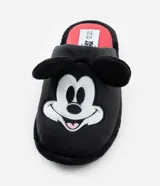 Pantufla tipo chinela de poliéster suave color negro, con diseño de Mickey Mouse que incluye orejas 3D y bordado frontal. Cuenta con interior en color rojo y suela de goma termoplástica.