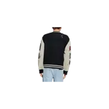 Campera tipo bomber de punto negro con mangas de color marfil, con cierre frontal de botones a presión y cuello, puños y dobladillo acanalados a rayas. Presenta parches y detalles bordados de estilo universitario y desgastados en todo el diseño.