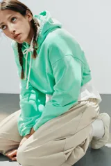 Pantalón de tiro medio y cintura elástica con cordón de ajuste, bolsillos laterales y bajo abullonado con puños elásticos. Confeccionado en poliamida.