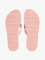 Ojotas de mujer con base rosada con rayas blancas horizontales y tiras de tejido trenzado rosado con logo.