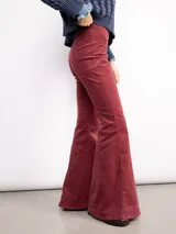 Pantalón oxford de micropana con spandex, de corte ajustado al cuerpo y botamanga ancha. Cuenta con cierre invisible lateral y elástico en la parte posterior de la cintura.