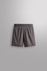 Short de running confeccionado en tejido técnico ligero y elástico con estructura. Cuenta con forro interior, cintura elástica ajustable con cordón, bolsillo trasero con cierre oculto, bolsillos laterales multifunción y aberturas laterales en las perneras.