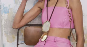 Top corto estilo corset o bandeau, color dorado metálico, con tirantes anchos ajustables.