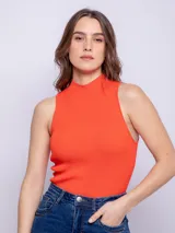Top de punto color naranja, sin mangas y con cuello alto.