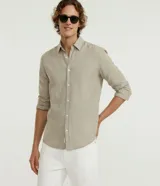 Camisa comfort masculina de lino y algodón color beige, de manga larga, con cuello inglés y cierre frontal de botones.