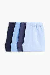 Pack de cuatro calzoncillos tipo boxer de tela, con cintura elástica y cierre de botones. El set incluye dos unidades en color azul marino y dos unidades en color celeste.