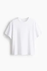Remera blanca de punto suave de algodón y viscosa, con hombros apenas caídos y cuello redondo.