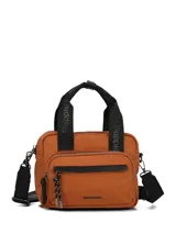 Cartera bandolera Hush Puppies color tostado, con doble asa de mano negra y correa ajustable desmontable. Cuenta con compartimento principal con cierre, doble bolsillo delantero con cierre y detalles de tiradores cordón.