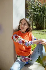 Chaleco tejido de punto calado en color lila, con cuello redondo y hombreras pequeñas. Presenta un diseño sin mangas y textura abierta.