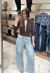 Body de manga larga color marrón chocolate, con escote profundo en V y diseño cruzado que se ajusta en la cintura con un lazo lateral.