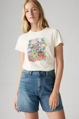 Remera color crema con estampado de flores en forma de bloque rectangular.