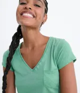 Remera básica celeste con escote en V, manga corta y bolsillo pequeño en el pecho.