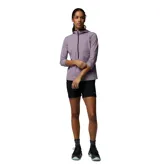 Short negro Columbia de mujer con tecnología Omni-SHIELD™, bolsillos cargo con cremallera y trabillas para cinturón.