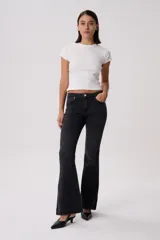 Jean oxford tiro bajo, color negro, de corte ajustado en la parte superior y con botamanga acampanada. Cuenta con bolsillos funcionales, pasacintos y cierre frontal con botón metálico.