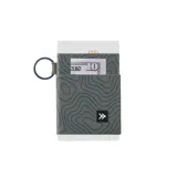 Billetera elástica de tejido resistente color gris con estampado de líneas topográficas en azul, diseñada para tarjetas y efectivo, con anillo metálico lateral.