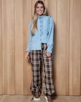 Pantalón de villela de algodón con estampado de cuadros en tonos marrones y beige, de corte holgado con cintura elástica y cordón ajustable, y sistema de ajuste en los tobillos.