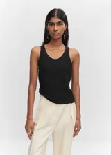 Musculosa negra con textura arrugada y cuello redondo.