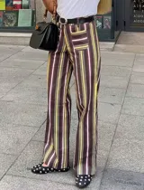 Pantalón de tiro alto con corte recto y caída fluida. Presenta un estampado de rayas verticales en tonos borgoña, chocolate y mostaza, con bolsillos delanteros y pasacintos.