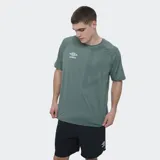 Remera deportiva Umbro modelo Bosse, de color gris claro con rayas verticales sutiles en el frente y mangas cortas. Cuenta con el logo de la marca estampado en el pecho.