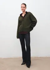 Cardigan de punto medio color verde militar, con cuello en V, cierre frontal con botones y mangas largas de hombros caídos.