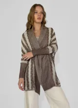 Saco tejido a rayas horizontales en tonos beige y marrón, con cuello esmoquin y mangas largas.