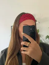 Vincha tejida al crochet color rosa.