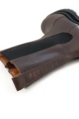 Bota de cuero color marrón chocolate, con elásticos laterales negros, cierre lateral y suela track color negro.