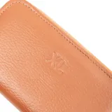 Billetera de cuero vacuno color habano con cierre perimetral y logo grabado en relieve en la parte frontal.