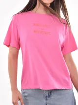 Remera color ladrillo con estampado de olas y texto "Waves of Life" en blanco.