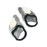 Par de aros colgantes con formas abstractas en color plateado brillante, blanco y negro.