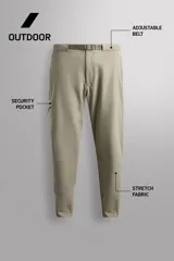 Pantalón de hombre color marrón oscuro, corte regular fit, confeccionado en tejido técnico compacto elástico. Presenta cintura ajustable con cinturón negro a contraste, bolsillos frontales, bolsillo trasero con cierre y bolsillo cargo con cierre en la pernera.