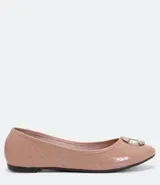 Zapatilla chatita color nude, con punta redonda y detalle de aplique metálico en la parte delantera.