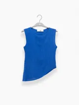 Top azul eléctrico con textura plisada, sin mangas, con corte asimétrico en la cintura y espalda descubierta.